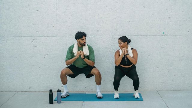 A man and a woman exercise on a blue mat, illustrating sex-based differences in muscle cells.
